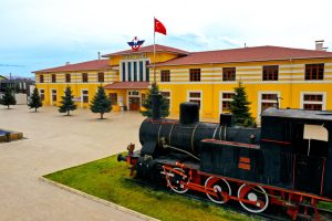 A vintage steam locomotive displayed at the Sivas Railway Station in Turkey, showcasing historical transport heritage. — Lond